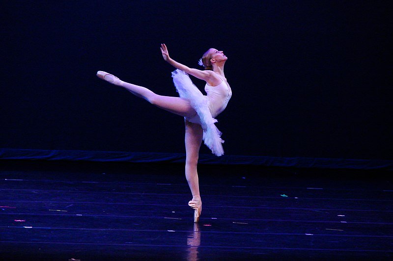 Ballerina dancing en pointe